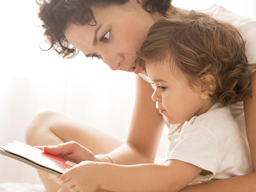 mom-helps-kid-to-read