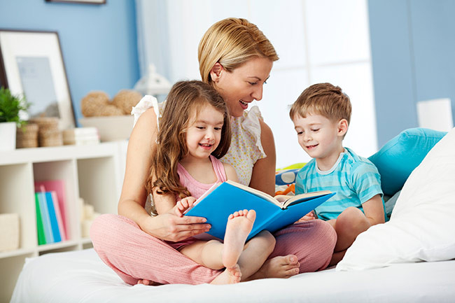 mom-reading-with-kids